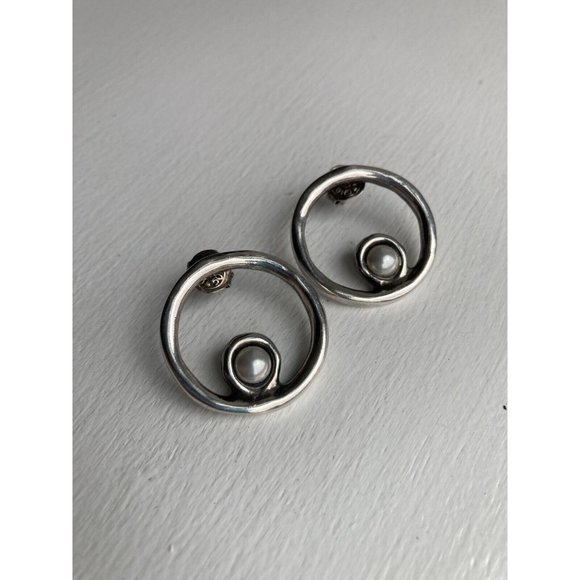 Uno de 50 DIVINE Earrings Pearl in Silver Plated Hoop 1 1/8" - Picture 2 of 4